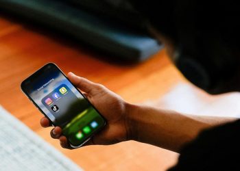 Kebijakan larangan usia media sosial dinilai belum efektif melindungi anak dari risiko digital. (Foto: REUTERS/Asanka Brendon Ratnayake)