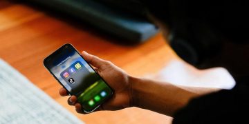 Kebijakan larangan usia media sosial dinilai belum efektif melindungi anak dari risiko digital. (Foto: REUTERS/Asanka Brendon Ratnayake)