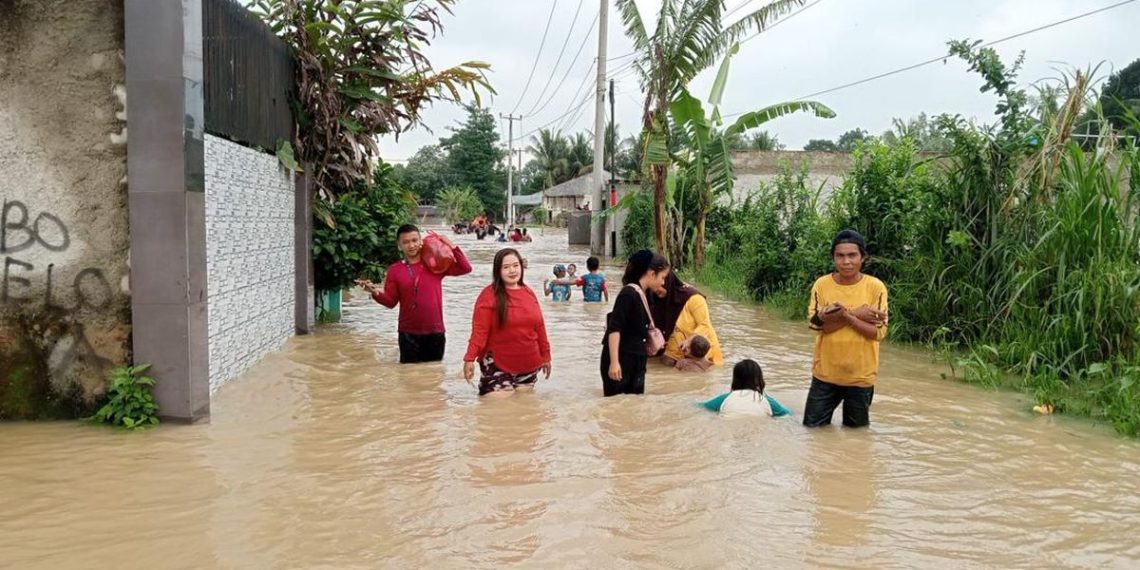 Warga Pamarayan Serang mengeluhkan banjir berulang sepanjang Januari akibat luapan sungai yang merendam permukiman dan fasilitas umum. (Foto: Detik)