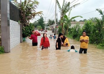 Warga Pamarayan Serang mengeluhkan banjir berulang sepanjang Januari akibat luapan sungai yang merendam permukiman dan fasilitas umum. (Foto: Detik)