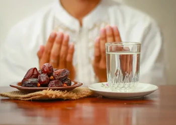 Prediksi awal puasa Ramadan 2026 diperkirakan jatuh pada pertengahan Februari. Simak penjelasan versi pemerintah dan jadwal resmi Muhammadiyah di sini.