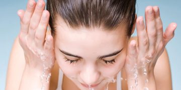 Air beras dikenal sebagai perawatan wajah alami yang dipercaya membantu menjaga kulit cerah, lembap, dan sehat. (Foto: jollymag.net)