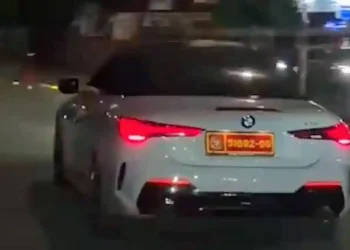 BMW mewah viral di media sosial karena memakai pelat dinas Kemhan. Kementerian Pertahanan menegaskan pelat tersebut palsu dan tidak sah. (Foto: Istimewa)