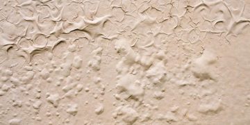 Tembok lembap dan cat mengelupas sering terjadi saat musim hujan. Simak penyebab dan cara penanganannya agar dinding kembali rapi dan sehat.