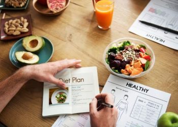 Seorang pria mencoba diet OMAD selama seminggu dan membagikan efeknya, mulai dari penurunan berat badan hingga kelelahan ekstrem. (Foto: Freepik)