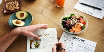 Seorang pria mencoba diet OMAD selama seminggu dan membagikan efeknya, mulai dari penurunan berat badan hingga kelelahan ekstrem. (Foto: Freepik)