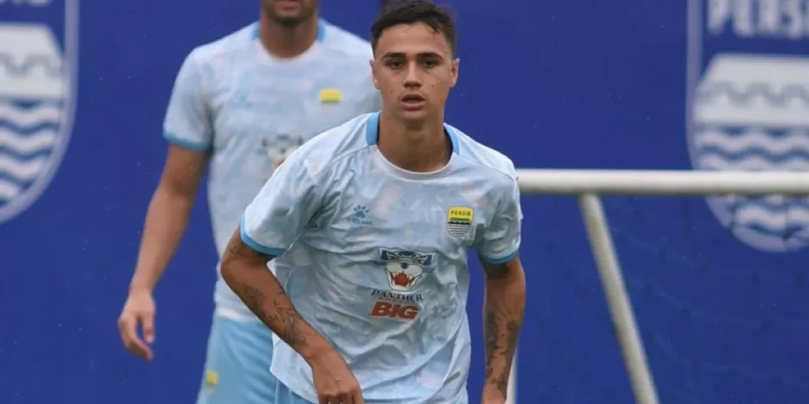 Eliano Reijnders Antusias Main Bareng Layvin Kurzawa di Persib Bandung Eliano Reijnders mengaku tak sabar bermain satu tim dengan Layvin Kurzawa yang baru bergabung dengan Persib Bandung. (Foto: persib.co.id)