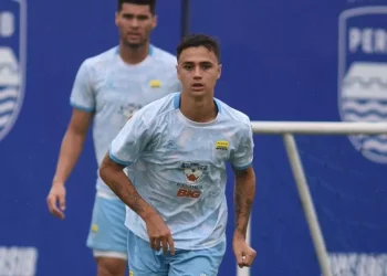 Eliano Reijnders mengaku tak sabar bermain satu tim dengan Layvin Kurzawa yang baru bergabung dengan Persib Bandung. (Foto: persib.co.id)