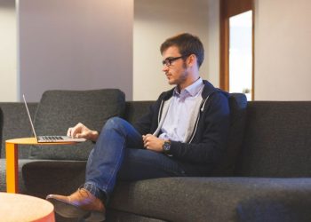 Studi menunjukkan terlalu banyak duduk berhubungan dengan peningkatan risiko gagal jantung dan kematian akibat penyakit kardiovaskular meski sudah aktif secara fisik. (Foto: ANTARA/Pixabay)