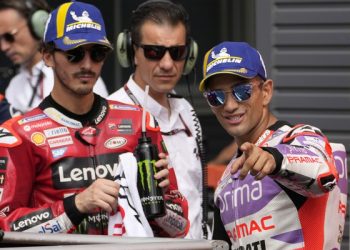 Valentino Rossi berharap Pecco Bagnaia dan Jorge Martin bangkit dan kembali mengganggu dominasi Marc Marquez di MotoGP. (Foto: AP/Shuji Kajiyama)