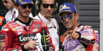 Valentino Rossi berharap Pecco Bagnaia dan Jorge Martin bangkit dan kembali mengganggu dominasi Marc Marquez di MotoGP. (Foto: AP/Shuji Kajiyama)