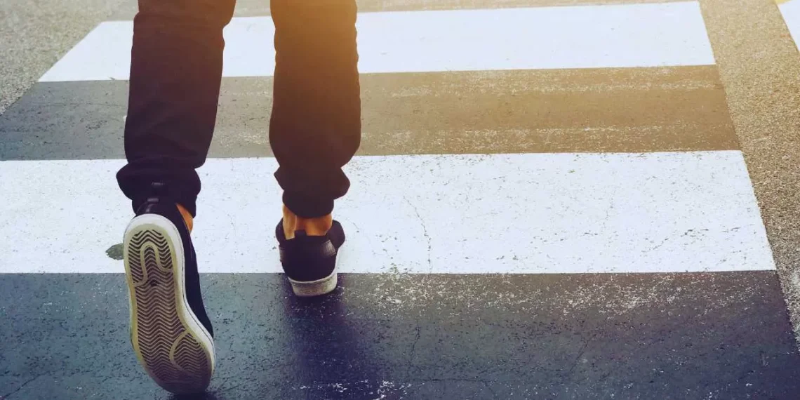 Waspada Demensia Usia Muda, Perubahan Cara Jalan Bisa Jadi Tanda Awal Perubahan cara berjalan di usia muda bisa menjadi tanda awal demensia. Kenali gejala gangguan otak sejak dini agar tidak terlambat ditangani. (Foto: Thephsyomed)