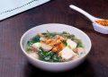 Resep sup bakso tahu bayam hangat dan sehat, kuah gurih, praktis, cocok untuk menu keluarga saat musim hujan. (Foto: Youtube / Tastemade Indonesia)