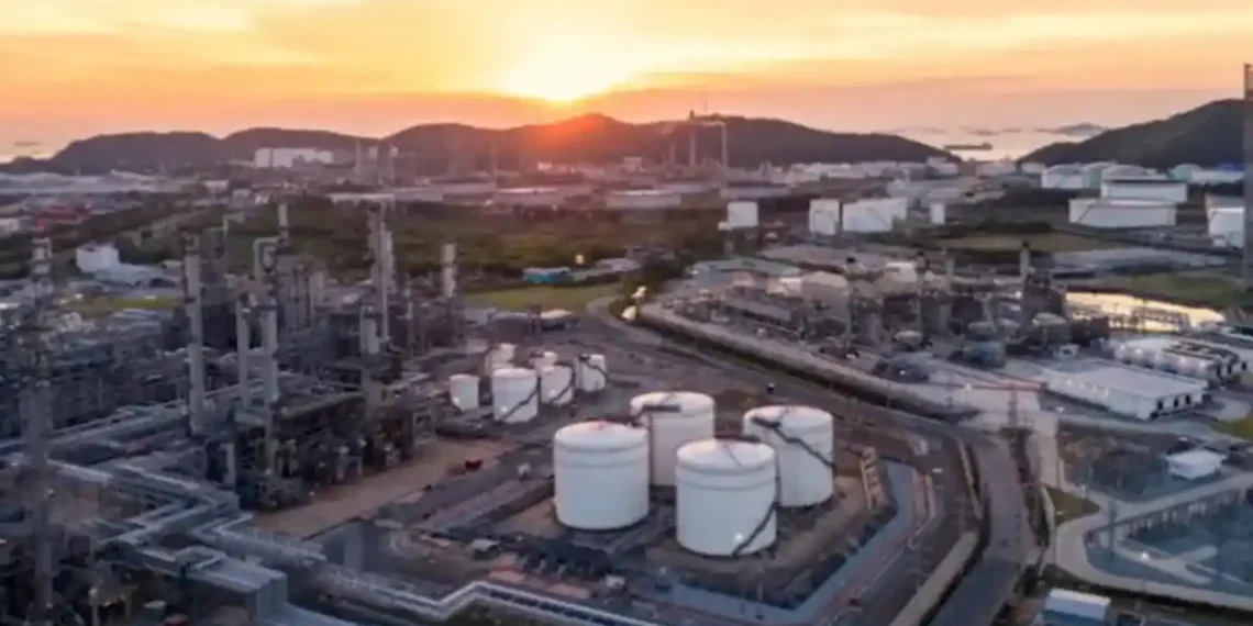 Trump menyatakan pemerintah sementara Venezuela akan menyerahkan minyak berkualitas tinggi ke Amerika Serikat dan hasil penjualan akan dikendalikan untuk kepentingan AS dan Venezuela.