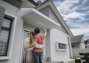 Ahli keuangan mengingatkan pasutri agar tidak FOMO membeli rumah. Kesiapan dana darurat dan rasio cicilan jadi kunci sebelum KPR. (Foto: Getty Images/Edwin Tan)