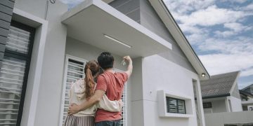 Ahli keuangan mengingatkan pasutri agar tidak FOMO membeli rumah. Kesiapan dana darurat dan rasio cicilan jadi kunci sebelum KPR. (Foto: Getty Images/Edwin Tan)