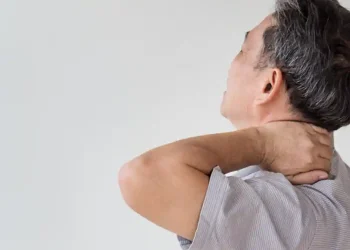 Nyeri leher bisa menjadi tanda penyakit jantung langka yang berisiko fatal jika tidak segera dikenali. (Foto: Halodoc)