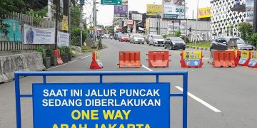 Sistem one way di Jalur Puncak Bogor kembali disiapkan polisi untuk mengantisipasi lonjakan arus balik wisata pada akhir pekan. (Foto: Solihin/detikcom)