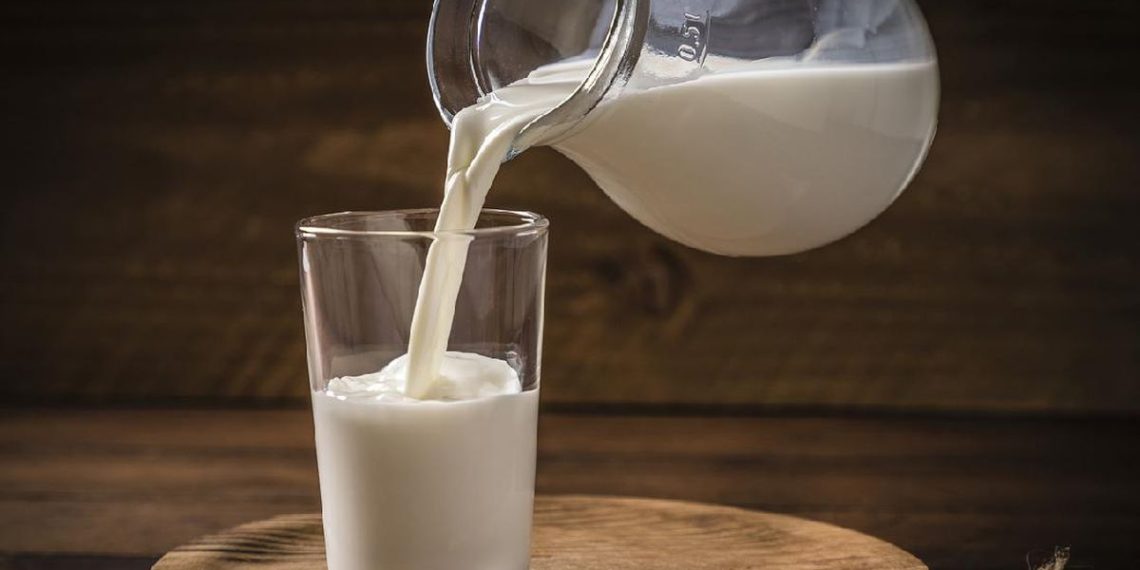 Minum susu di malam hari kerap dianggap menenangkan, tetapi bagaimana dampaknya terhadap gula darah? Simak penjelasan jenis, waktu, dan porsinya. (Foto: iStockphoto/carlosgaw)