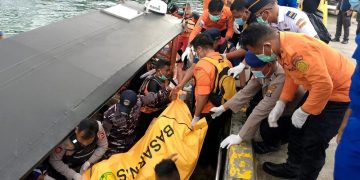 Tim SAR memperluas pencarian dua WN Spanyol korban kapal KM Putri Sakina yang tenggelam di Labuan Bajo. Proses pencarian diperpanjang hingga Rabu. (Foto: Abcmarathinews.com)