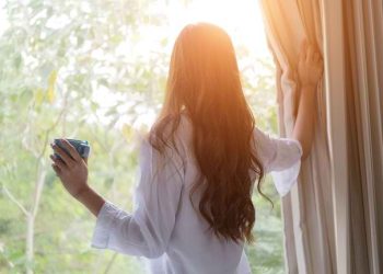 Paparan sinar matahari pagi memiliki banyak manfaat kesehatan, mulai dari meningkatkan suasana hati hingga menjaga tulang tetap kuat. (Foto: Alodokter)