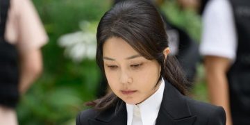 Pengadilan Korea Selatan menggelar sidang pembacaan vonis kasus korupsi dan penipuan saham yang menjerat eks ibu negara Kim Keon Hee. (Foto: AFP/ANTHONY WALLACE)