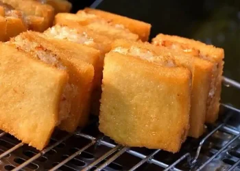 Resep roti goreng udang gurih dan renyah, mudah dibuat, hemat bahan, cocok untuk camilan rumah, bekal anak, hingga ide jualan. (Foto: Youtube)