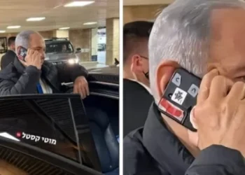 Kamera ponsel Benjamin Netanyahu ditutup selotip dan viral di media sosial. Langkah ini disebut bagian dari pengetatan keamanan siber Israel. (Foto: X/@MarioNawfal)