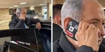 Kamera ponsel Benjamin Netanyahu ditutup selotip dan viral di media sosial. Langkah ini disebut bagian dari pengetatan keamanan siber Israel. (Foto: X/@MarioNawfal)