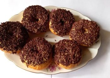 Resep donat kentang topping meises yang empuk, lembut, dan moist. Mudah dibuat di rumah, cocok untuk camilan, bekal, atau ide jualan. (Foto: Detik Food)