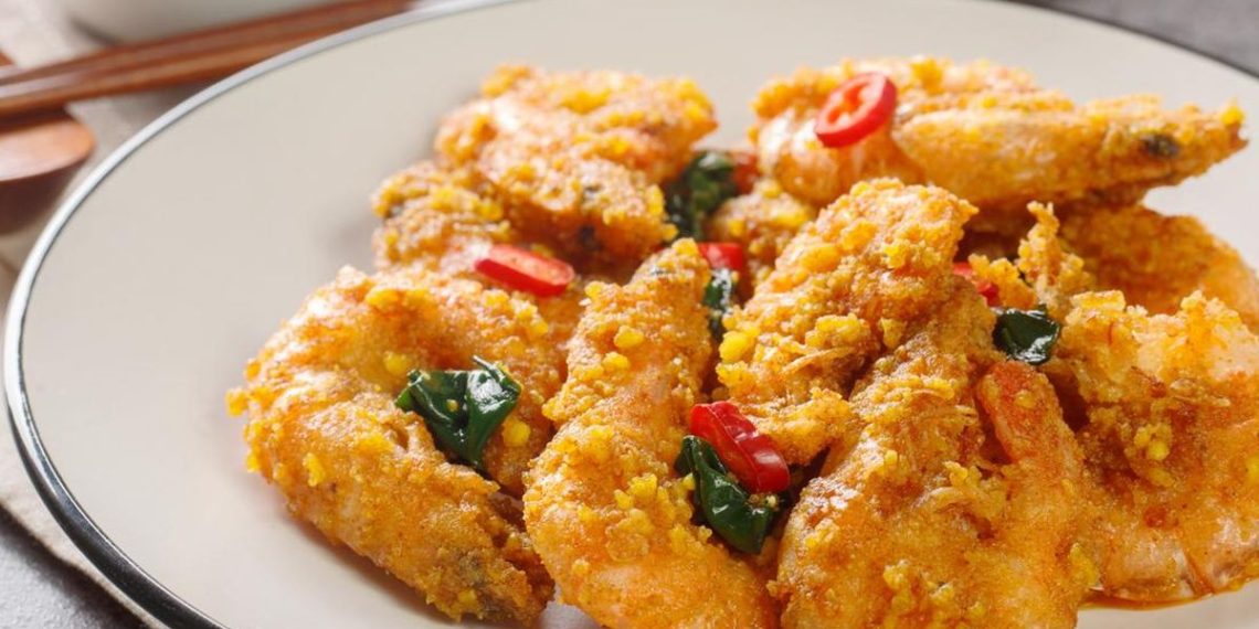 Udang Goreng Saus Telur Asin Creamy Gurih yang Bikin Nagih Resep udang goreng saus telur asin creamy dan gurih ala restoran, lengkap dengan tips, variasi, dan langkah praktis yang mudah diikuti di rumah. (Foto: Detik Food)