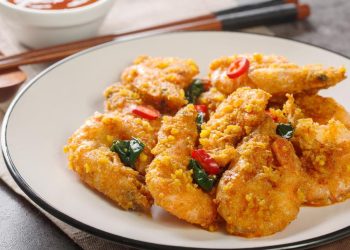 Resep udang goreng saus telur asin creamy dan gurih ala restoran, lengkap dengan tips, variasi, dan langkah praktis yang mudah diikuti di rumah. (Foto: Detik Food)
