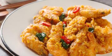 Resep udang goreng saus telur asin creamy dan gurih ala restoran, lengkap dengan tips, variasi, dan langkah praktis yang mudah diikuti di rumah. (Foto: Detik Food)
