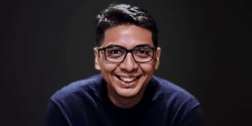 Profil Zainal Arifin Mochtar, akademisi antikorupsi UGM yang menerima teror lewat telepon dan dikenal vokal kritik hukum dan pemberantasan korupsi di Indonesia.