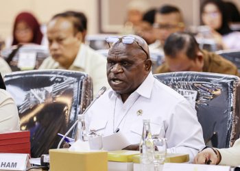 Menteri HAM Natalius Pigai meminta media tidak menggoreng isu reshuffle setelah Istana menegaskan belum ada agenda kocok ulang kabinet. (Foto: Dhemas Reviyanto/ANTARA FOTO)