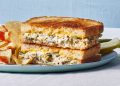 Resep sandwich tuna melt gurih dan lumer, praktis untuk sarapan atau bekal. Isian creamy, keju meleleh, dan kaya protein. (Foto: bonappetit.com)