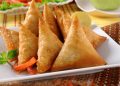 Resep samosa ayam gurih berempah ala rumahan dengan kulit renyah dan isian lezat. Cocok untuk camilan, ide jualan, dan menu buka puasa. (Foto: liputan6.com)