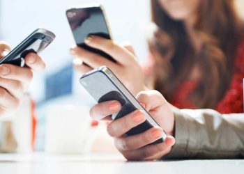 Bingung kapan harus ganti HP? Kenali tanda seperti performa lemot, baterai boros, dan tak dapat update keamanan sebelum terlambat. (Foto: Mashable)