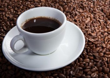 Kolesterol tinggi bisa dikontrol dengan pola hidup sehat, termasuk minuman pagi. Ini kata ahli jantung soal kopi hitam dan LDL. (Foto: Raimond Klavins on Unsplash)