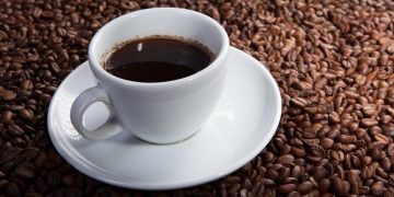 Kolesterol tinggi bisa dikontrol dengan pola hidup sehat, termasuk minuman pagi. Ini kata ahli jantung soal kopi hitam dan LDL. (Foto: Raimond Klavins on Unsplash)