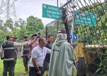Pemkot Jakarta Timur menutup dua akses Taman Kota Cawang usai dugaan aktivitas asusila. Pengawasan diperketat dan penerangan ditambah. (Foto: ANTARA/Siti Nurhaliza)