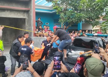Warga Desa Sukareja Brebes digegerkan penemuan mayat dalam koper di rumah kosong. Polisi masih lakukan penyelidikan. (Foto: Dedi Sulastro/Disway)