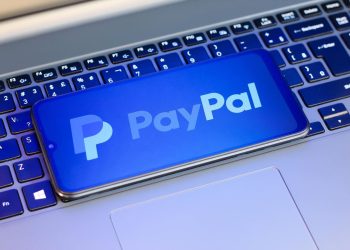 PayPal mengonfirmasi kebocoran data akibat akses tidak sah sejak Juli 2025. Ratusan akun terdampak dan dana pengguna sempat terkuras. (Foto: forbes.com)