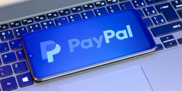 PayPal mengonfirmasi kebocoran data akibat akses tidak sah sejak Juli 2025. Ratusan akun terdampak dan dana pengguna sempat terkuras. (Foto: forbes.com)