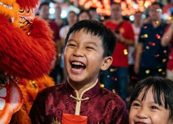 Sebuah cerita tentang Ren dan Mei yang terjebak dalam simulasi Imlek abadi, di mana tawa adalah satu-satunya perisai melawan virus digital yang melahap memori.