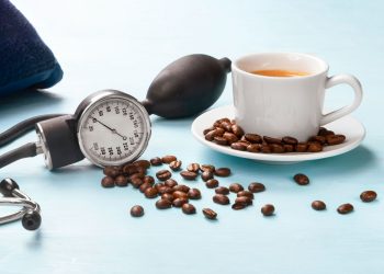 Penderita hipertensi masih bisa minum kopi dengan aman jika tahu batasannya. Simak panduan sehat menjaga tekanan darah tetap stabil. (Foto: yesdok.com)
