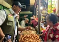Dirut Bulog Ahmad Rizal Ramdhani ingatkan pedagang pasar agar tidak menaikkan harga berlebihan. (Foto: Antara/Harianto)