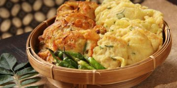 Dokter beri saran aman makan gorengan saat berbuka puasa agar jantung tetap sehat dan gula darah stabil selama Ramadan. (Foto: MielPhotos2008)