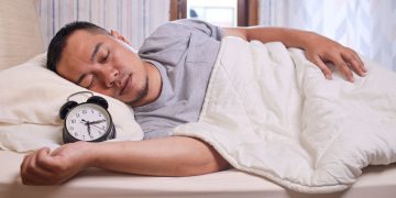 Simak cara mengatur jam tidur saat bulan puasa agar tetap sehat, bugar, dan tidak lemas meski harus bangun sahur setiap hari. (Foto: BCA Life)