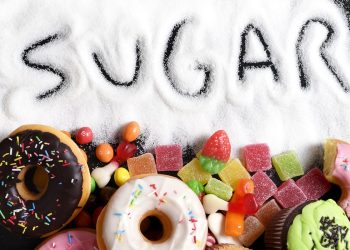 Konsumsi gula berlebih dapat memicu diabetes, sakit jantung, hingga gagal ginjal. Simak penjelasan dokter soal dampak dan cara mencegahnya.